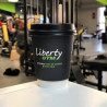 Gobelet en papier imprimé personnalisé avec couvercle noir avec logo 'Liberty Gym'