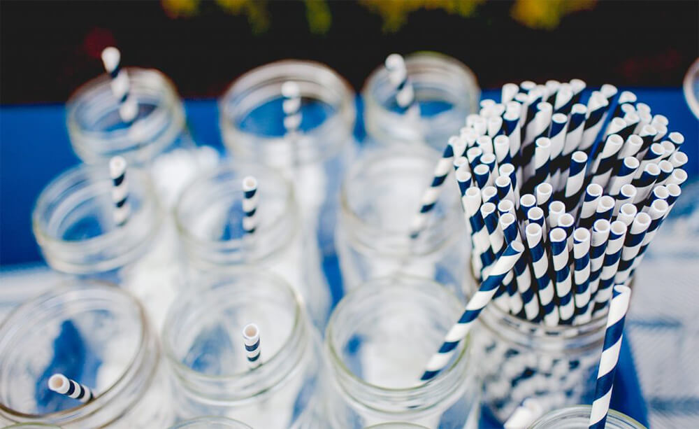 This image has an empty alt attribute; its file name is blue-paper-straws-limepack-1.jpg